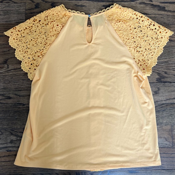 Cable & Gauge Yellow Lace Cap Sleeve Top Size Medium - Picture 2 of 3